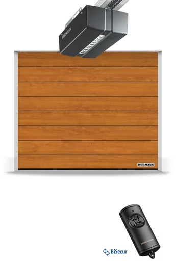 Hörmann RenoMatic szekcionált garázskapu | Decocolor lakkozott felület | M-bordás mintázat | Golden Oak szín | ProMatic meghajtás
